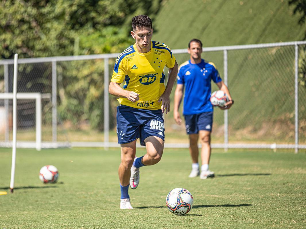 Cruzeiro estreou camisa de treino amarela durante atividade neste domingo (28/03). Uniforme da comissão técnica é na cor azul.