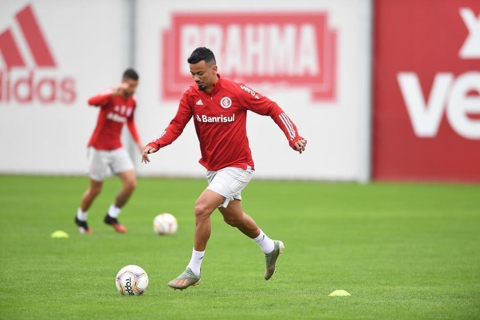 Lindoso - Vizinhos registraram boletins de ocorrência contra o volante do Internacional por festas em sua casa, em Porto Alegre. Em um dos depoimentos, há relatos de 'festas quase diárias, móveis sendo arrastados e desrespeito ao horário de silêncio'. O jogador negou as festas. O caso ocorreu em junho.