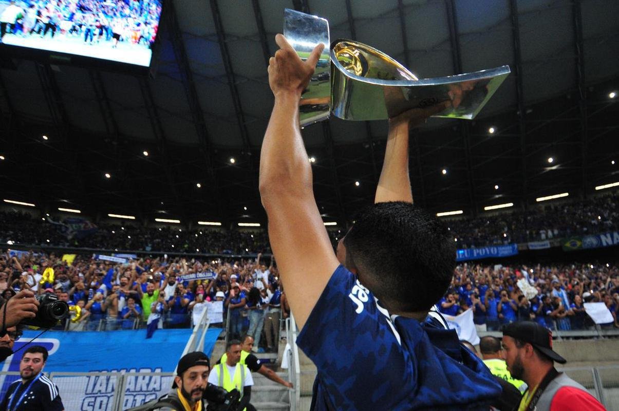Cruzeiro levanta a taa da Srie B e faz festa no Mineiro