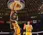 Sem LeBron James, Lakers resiste, mas perde para Warriors depois de Curry 'acordar'