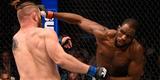 UFC 196, em Las Vegas - Corey Anderson tenta o overhand contra Tom Lawlor