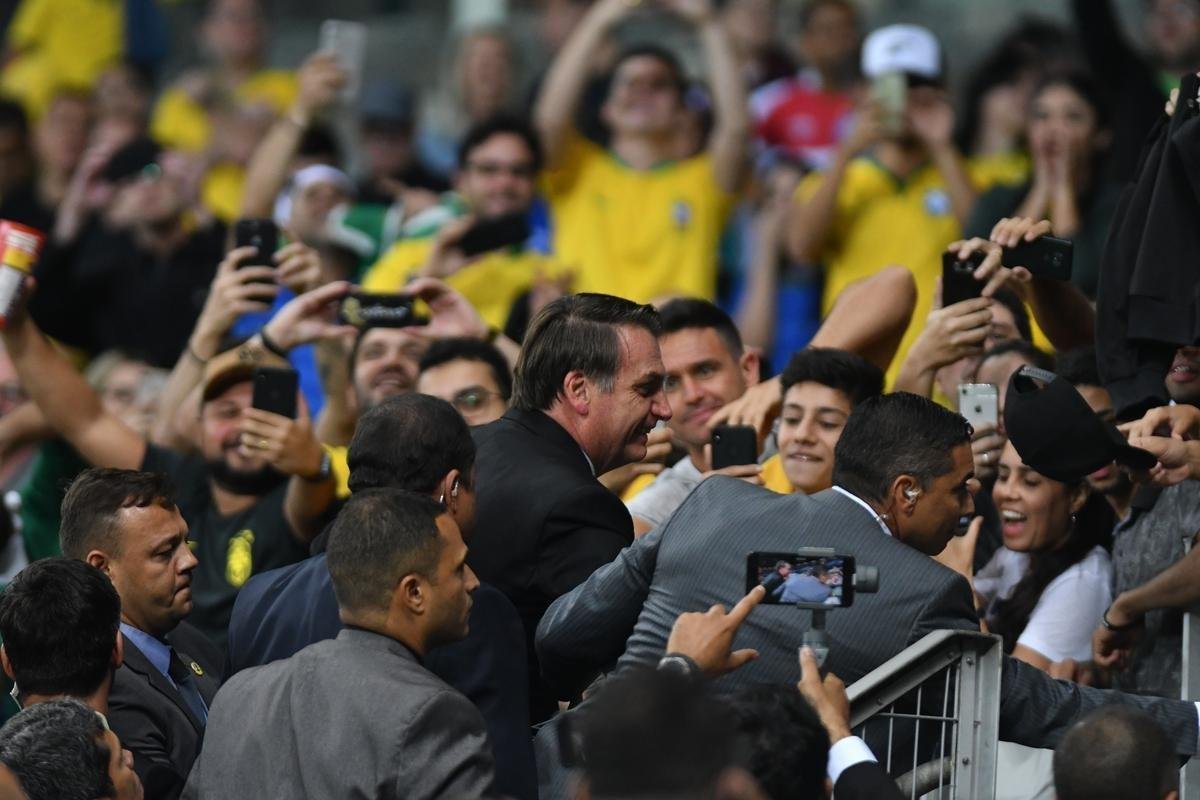 Durante o intervalo do jogo, Bolsonaro desceu ao gramado, foi vaiado e tambm recebeu aplausos