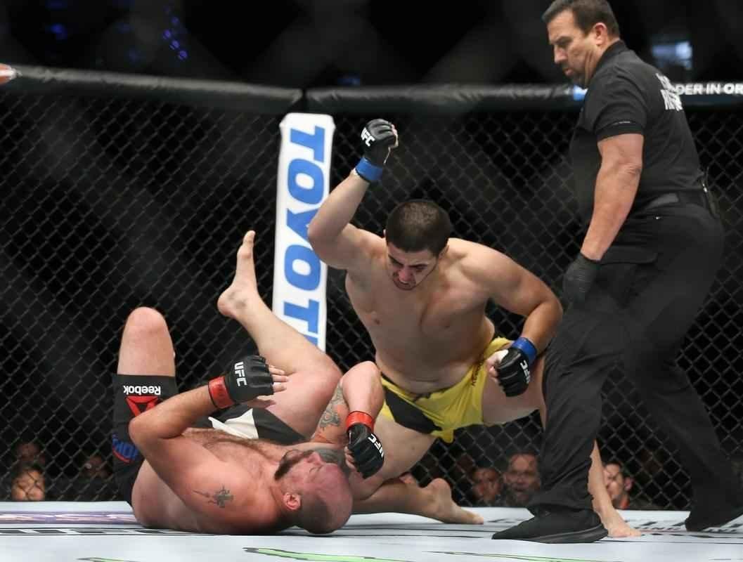 Junior Albini venceu Timothy Johnson por nocaute no primeiro round