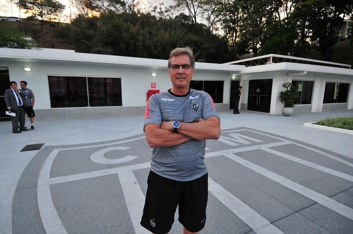 O tcnico Oswaldo de Oliveira foi apresentado na tarde desta tera-feira e, em seguida, comandou treino na Cidade do Galo