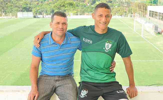 Richarlison ao lado do pai, Antnio Marcos de Andrade, no CT Lanna Drumond, em 2015