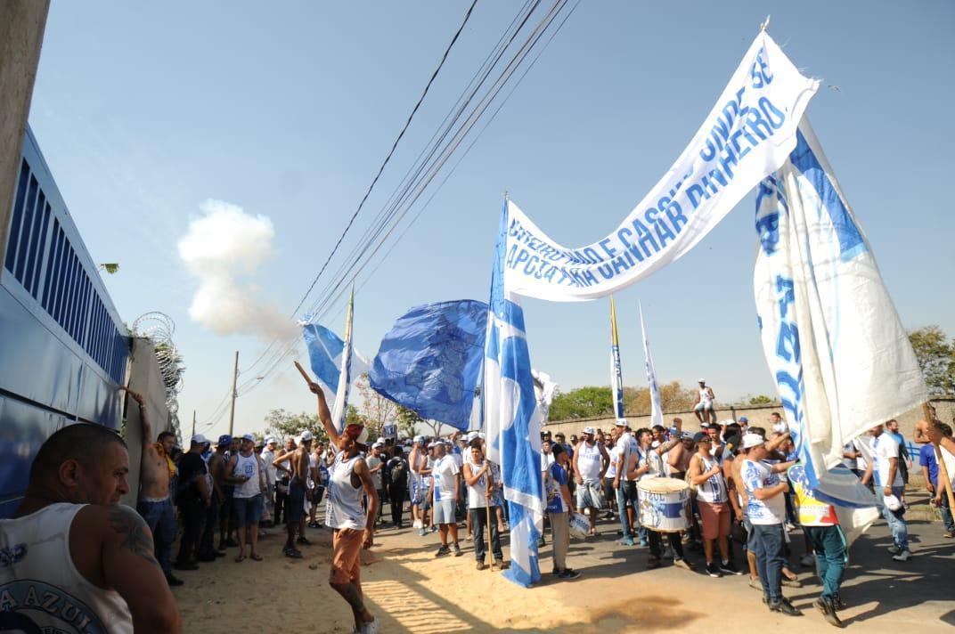 Torcedores protestam em frente  Toca da Raposa II