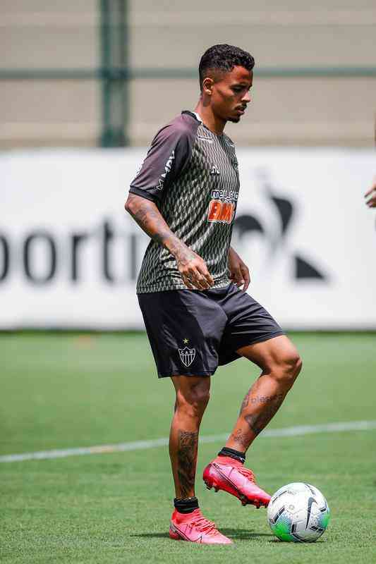 Allan - Volante foi diagnosticado com COVID-19, está em isolamento e não enfrentará o Botafogo.