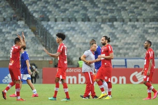 Revs por 2 a 0 para o CRB frustrou torcida do Cruzeiro no Mineiro