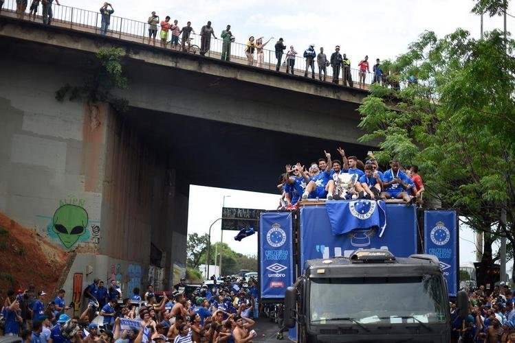 De Confins, jogadores do Cruzeiro hexacampees da Copa do Brasil saram em carro aberto pelas ruas de Belo Horizonte. No Centro da capital, milhares de pessoas aguardavam os jogadores para a festa.