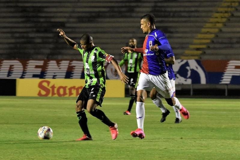 Fotos do duelo entre Paraná e América, pela Série B