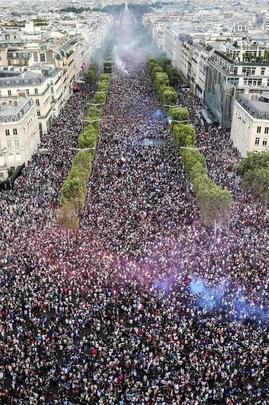 Torcedores franceses tomaram principais pontos turísticos e avenidas de Paris para celebrar o bi mundial