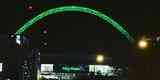 Em Londres, o Estdio de Wembley coloriu o arco de verde e postou ''Fora Chape'' no letreiro. A imagem foi compartilhada pelo Sportv 