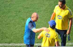 Ex-tcnico do Cruzeiro, Mozart cumprimentou Vanderlei Luxemburgo e todos os jogadores da Raposa antes do duelo com o CSA