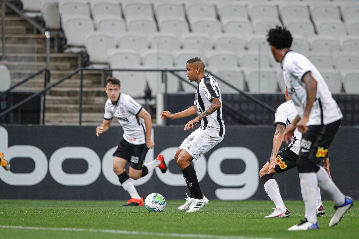 O Atltico venceu Corinthians de virada, por 2 a 1, neste sbado, em So Paulo, pela 21 rodada do Campeonato Brasileiro. Os gols alvinegros foram marcados por Guilherme Arana e Marrony. Matheus Dav balanou a rede para o Timo.