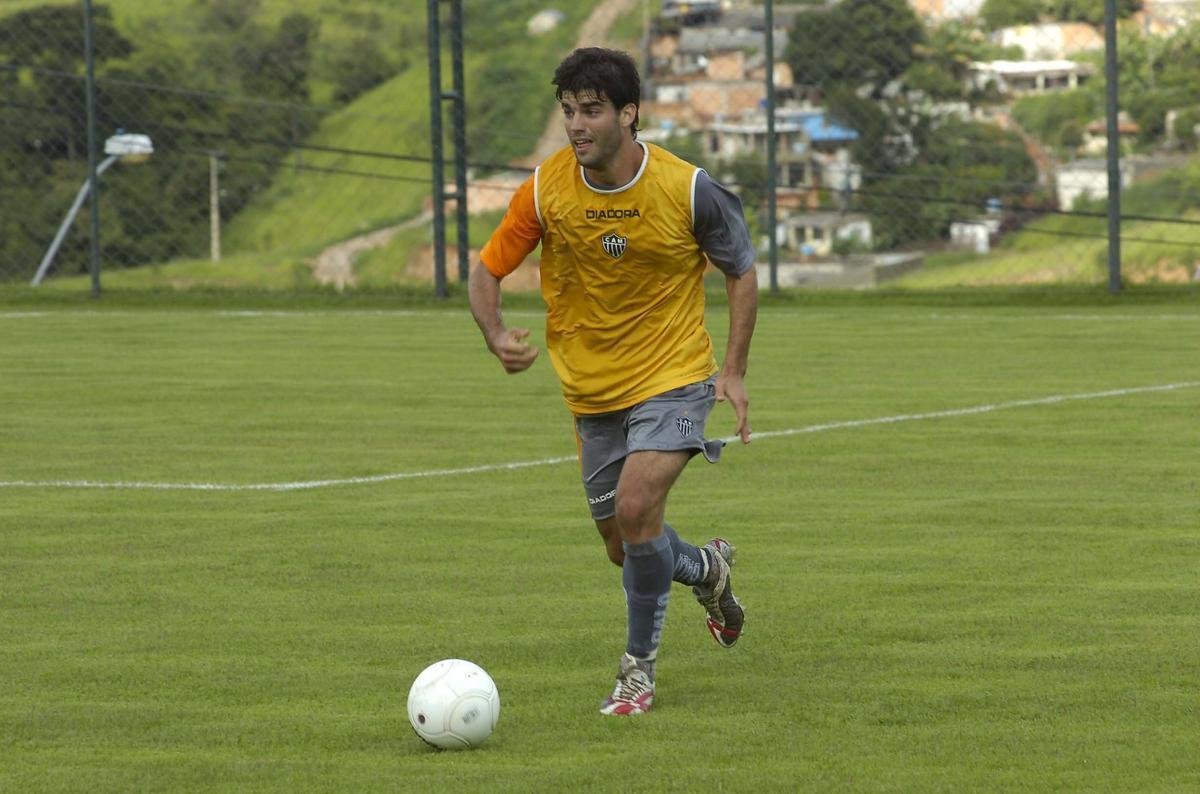 Agustn Viana - Norte-americano naturalizado uruguaio, Agustn Viana vestiu a camisa do Nacional entre 2006 e 2008, quando foi contratado pelo Atltico. No Galo, o lateral-esquerdo fez apenas 13 jogos e marcou um gol.