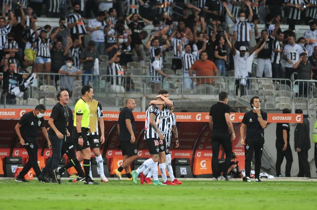 No segundo tempo, de cabea, Vargas abriu o placar para o Atltico no Mineiro: 1 a 0