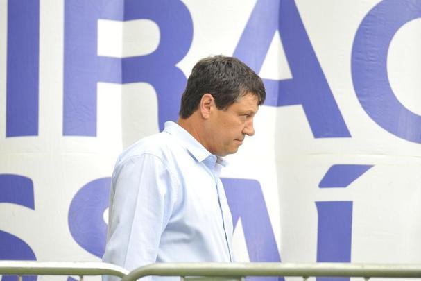 O tcnico Adilson Batista no conseguiu segurar a emoo e chorou no banco de reservas do Mineiro antes do duelo com o Palmeiras, que definir o futuro do Cruzeiro no Campeonato Brasileiro. O comandante foi s lgrimas ao ver o canto de incentivo da torcida. 