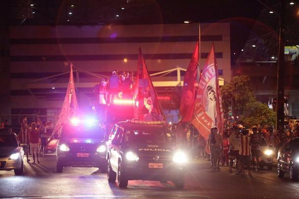 Jogadores, comissão técnica e diretoria do Náutico foram recebidos com festa no desembarque após a conquista do título da Série C do Campeonato Brasileiro, diante do Sampaio Corrêa. A delegação alvirrubra desembarcou em solo pernambucano pouco depois das 23h30 e seguiu em carro aberto para a sede do clube, no bairro dos Aflitos