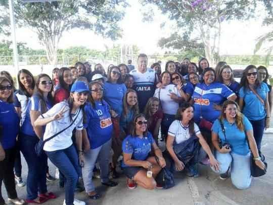 No Dia Internacional da Mulher, o Cruzeiro levou 50 sócias do futebol para conhecer a Toca da Raposa II. Nesta terça-feira, as torcedoras foram recebidas com café da tarde, ganharam produtos de beleza e aproveitaram para pegar autógrafos e tirar fotos com jogadores. Nesta quarta, o clube celeste levará mulheres em tratamento contra o câncer ao jogo contra o Atlético-PR, às 19h30, no Mineirão. Elas ficarão em um setor privilegiado do estádio.