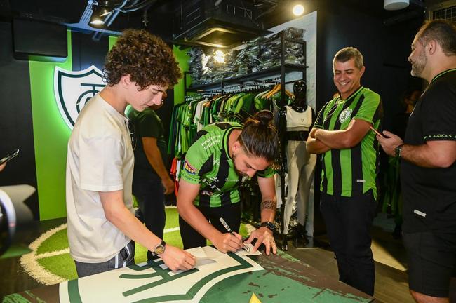 Reforço do Coelho, Benítez foi apresentado após sessão de fotos e autógrafos