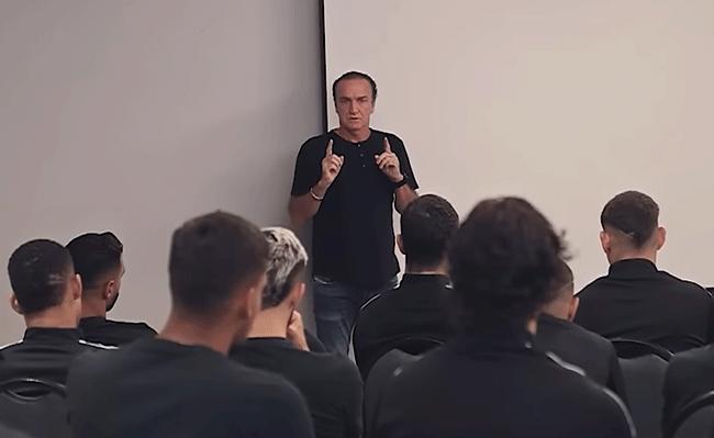 Na sua preleo de despedida, Cuca incentivou os seus atletas em busca da vitria