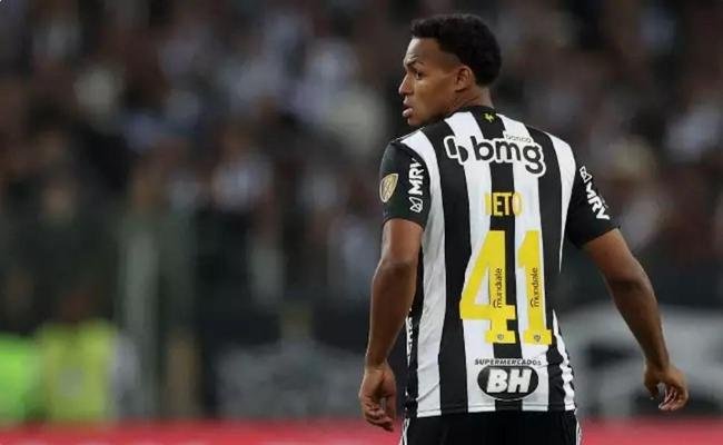 Neto -  estreia aos 16 anos e 4 meses
