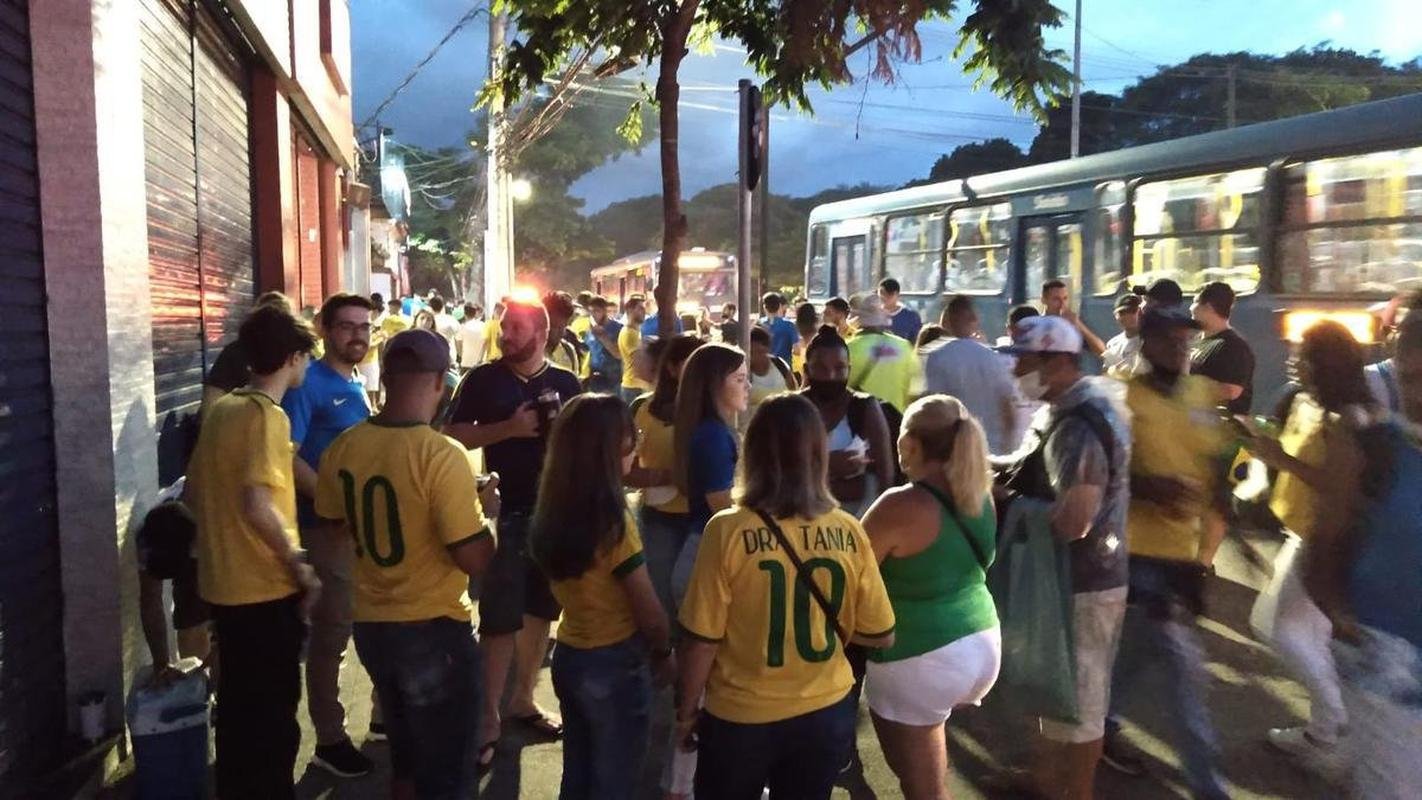Torcedores no entorno do Mineiro, em BH, antes do jogo entre Brasil e Paraguai pelas Eliminatrias da Copa do Mundo do Catar