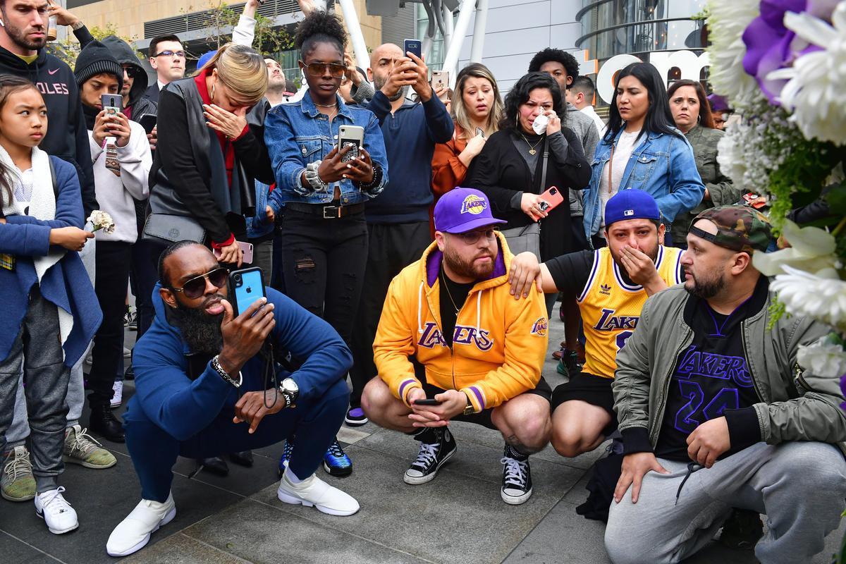 Torcedores do Lakers e amantes do basquete homenageiam Kobe Bryant