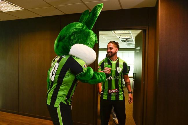 Reforço do Coelho, Benítez foi apresentado após sessão de fotos e autógrafos