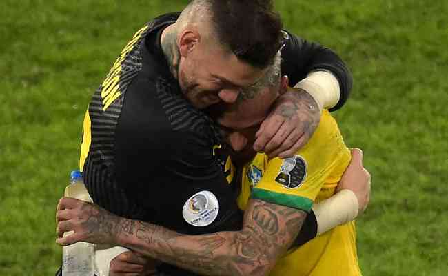 Ederson comemora classificao  final da Copa Amrica com Neymar