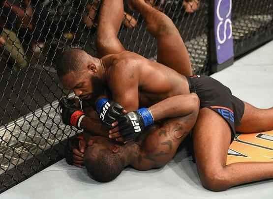 Jon Jones volta ao octógono do UFC e conquista cinturão interino