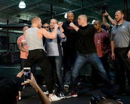 Com presença de imprensa e fãs, Conor McGregor e Nate Diaz participam de conferência em Los Angeles e esquentam clima para duelo no UFC 196