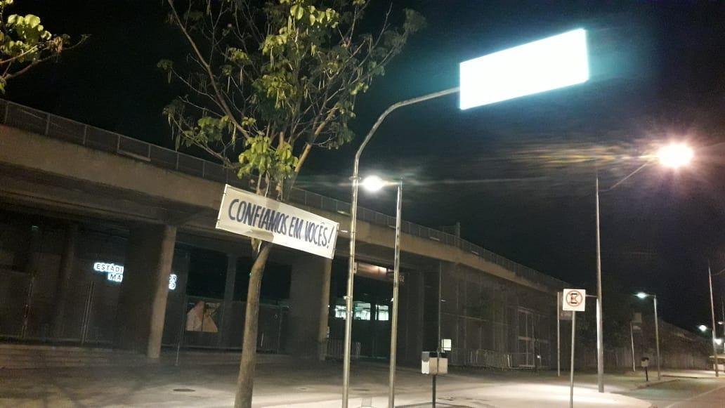 Faixas de apoio ao Cruzeiro so estendidas em Belo Horizonte antes da partida contra o FLuminense