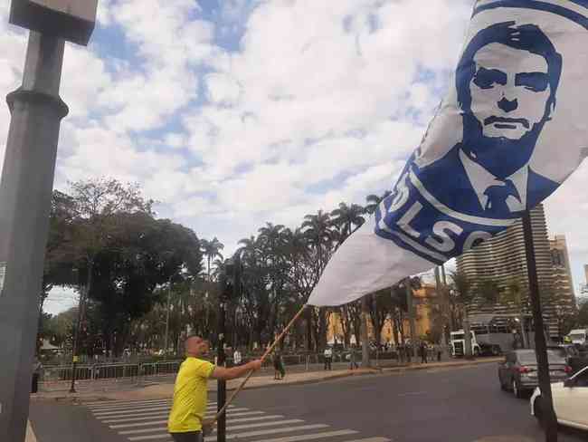 Supporter of Cruzeiro with the flag of President Bolsonaro (Poland)