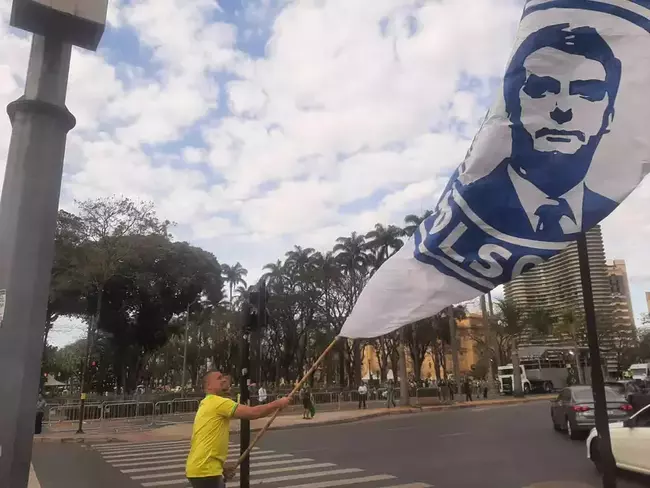 Torcedor do Cruzeiro com bandeira do presidente Bolsonaro (PL)