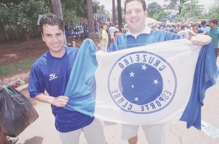 Em 30 de novembro de 2003, o Cruzeiro venceu o Paysandu por 2 a 1, no Mineiro, e confirmou o bicampeonato brasileiro. Logo depois da partida, jogadores, comisso tcnica e diretoria desfilaram em carro aberto pelas ruas de Belo Horizonte e levaram milhares de torcedores ao delrio.