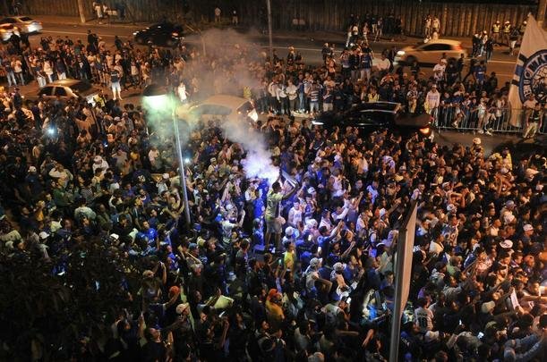 Torcida cruzeirense fez grande festa para recepcionar o time no Mineiro antes do duelo com o Flamengo