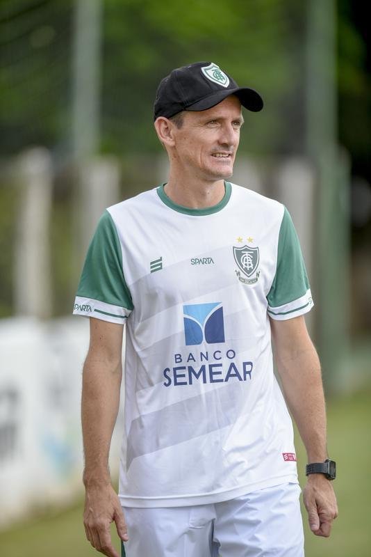 Lisca foi apresentado, conversou com jogadores e assistiu ao treino do América