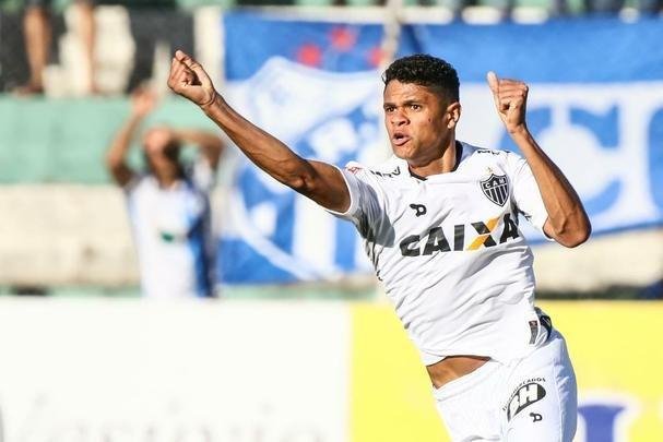 Douglas Santos (2016) - Ele foi a quinta venda mais cara da história do Atlético. Douglas chegou ao Galo contratado junto à Udinese, em 2014, e deixou o clube em meados de 2016. O Hamburgo, da Alemanha, pagou cerca de 6 milhões de euros (cerca de R$ 18 milhões na cotação da época). O lateral fez 102 jogos pelo Alvinegro e marcou três gols.
