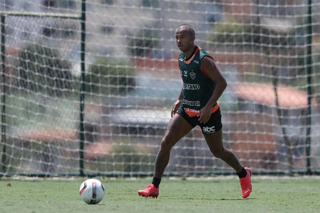 Com seriedade, mas tambm descontrao, o Atltico treinou sob sol forte na manh desta sexta-feira (21), na Cidade do Galo, em Vespasiano. Este foi o quinto dia de pr-temporada para o clube mineiro em 2022, sob o comando do tcnico argentino Antonio 'El Turco' Mohamed. Novas baixas, o volante Allan e o atacante Keno testaram positivo para COVID-19 e no participaram das atividades (ambos cumprem perodo de sete dias de isolamento social).