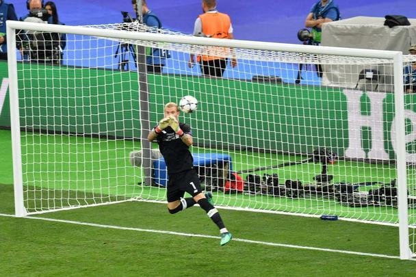 Bale fez 3 a 1 para o Real em nova falha do goleiro Loris Karius. Ele tentou encaixar defesa em chute de fora da área, mas deixou bola escapar. Festa dos merengues e frustração absoluta dos ingleses em Kiev