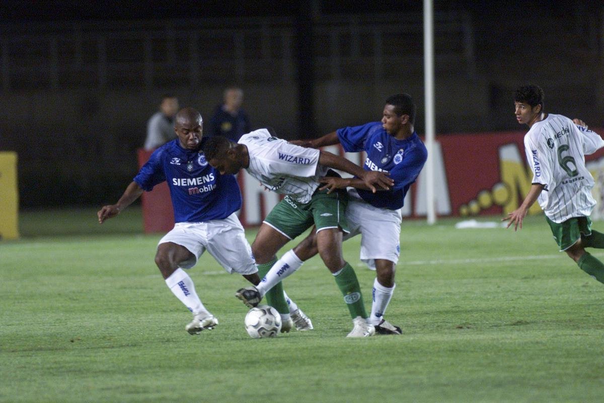 Augusto Recife em ao pelo Cruzeiro na vitria por 2 a 0 sobre o Guarani, no Mineiro, pelo Campeonato Brasileiro de 2004.