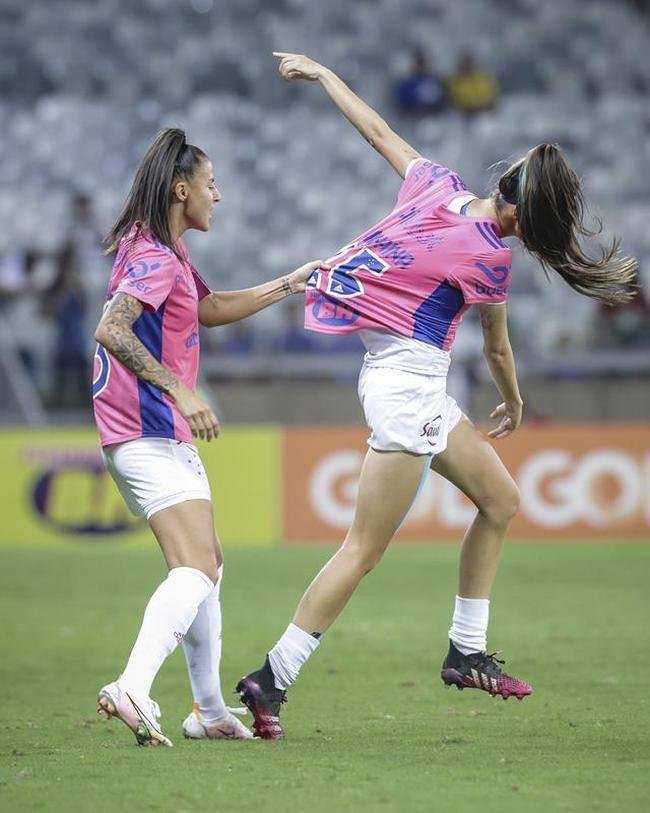 Em preliminar de Cruzeiro x Ituano pela Srie B, o time feminino da Raposa, conhecido como Cabulosas, goleou o Araguari por 8 a 0 pela terceira rodada do Campeonato Mineiro Feminino. Equipe cruzeirense estreou o uniforme rosa, confeccionado pela Adidas em homenagem  campanha Outubro Rosa, de conscientizao contra o cncer de mama