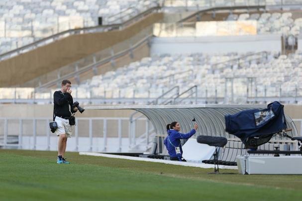 Jogadoras norte-americanas aproveitaram tempo no estdio para tirar fotos no gramado