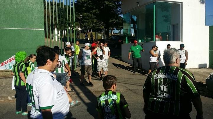 Torcedores americanos fizeram protesto e abordaram os jogadores na porta do CT Lanna Drumond