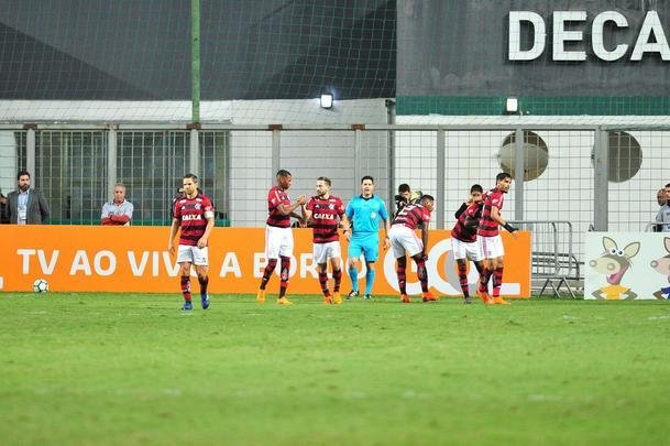Galo pressionou no segundo tempo, mas levou gol em contragolpe: verton Ribeiro fez aps passe de Vincius Jnior: 1 a 0 Flamengo