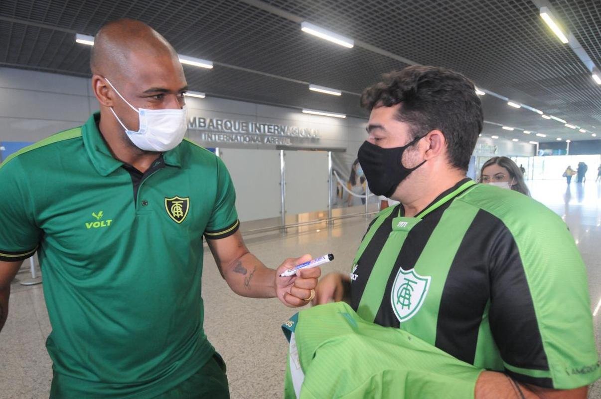 Amrica desembarca em Confins depois de classificao  fase de grupos da Copa Libertadores, conquistada com vitria nos pnaltis sobre Barcelona, em Guayaquil 