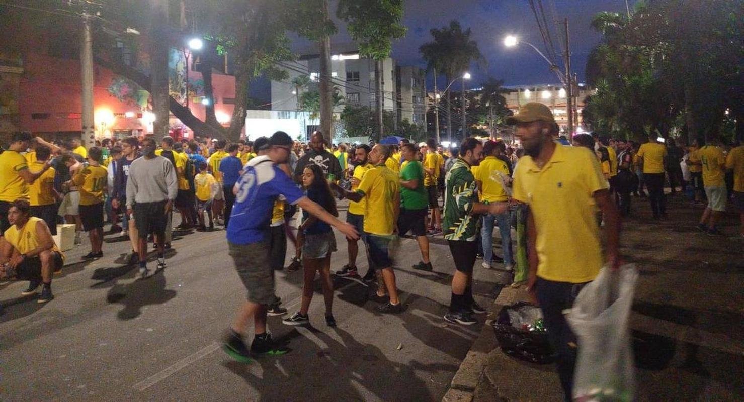 Torcedores no entorno do Mineiro, em BH, antes do jogo entre Brasil e Paraguai pelas Eliminatrias da Copa do Mundo do Catar