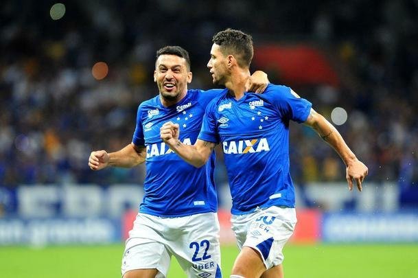 Thiago Neves marcou o primeiro gol do Cruzeiro em cobrana de falta: 1 a 0
