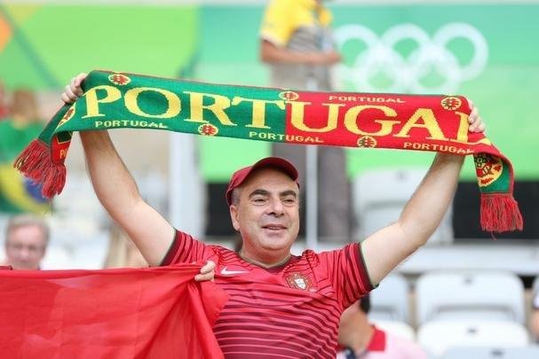 Mineiro ficou colorido nesta quarta-feira com camisas de clubes e selees em duelo da Olimpada